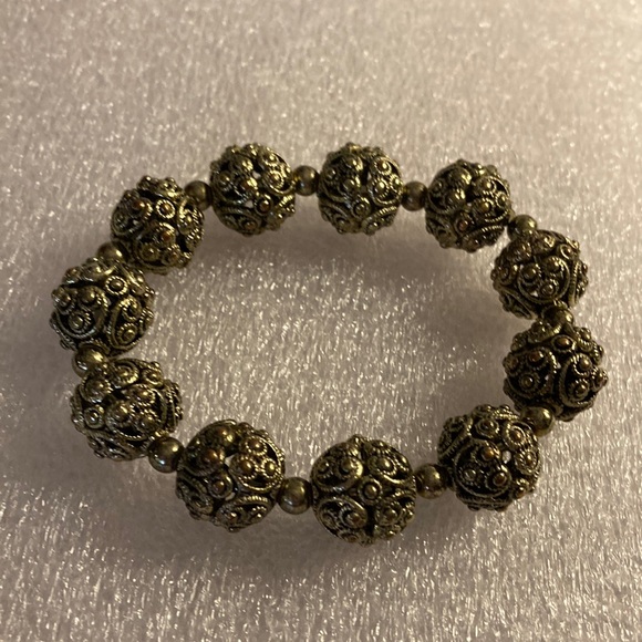 NWOT - Ladies Dark Brassy Filigree Textured Ball Stretch Bracelet - Picture 1 of 3